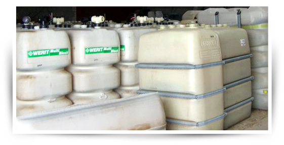 Tanks in einer Lagerhalle